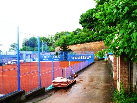 und wieder ein Tennisplatz